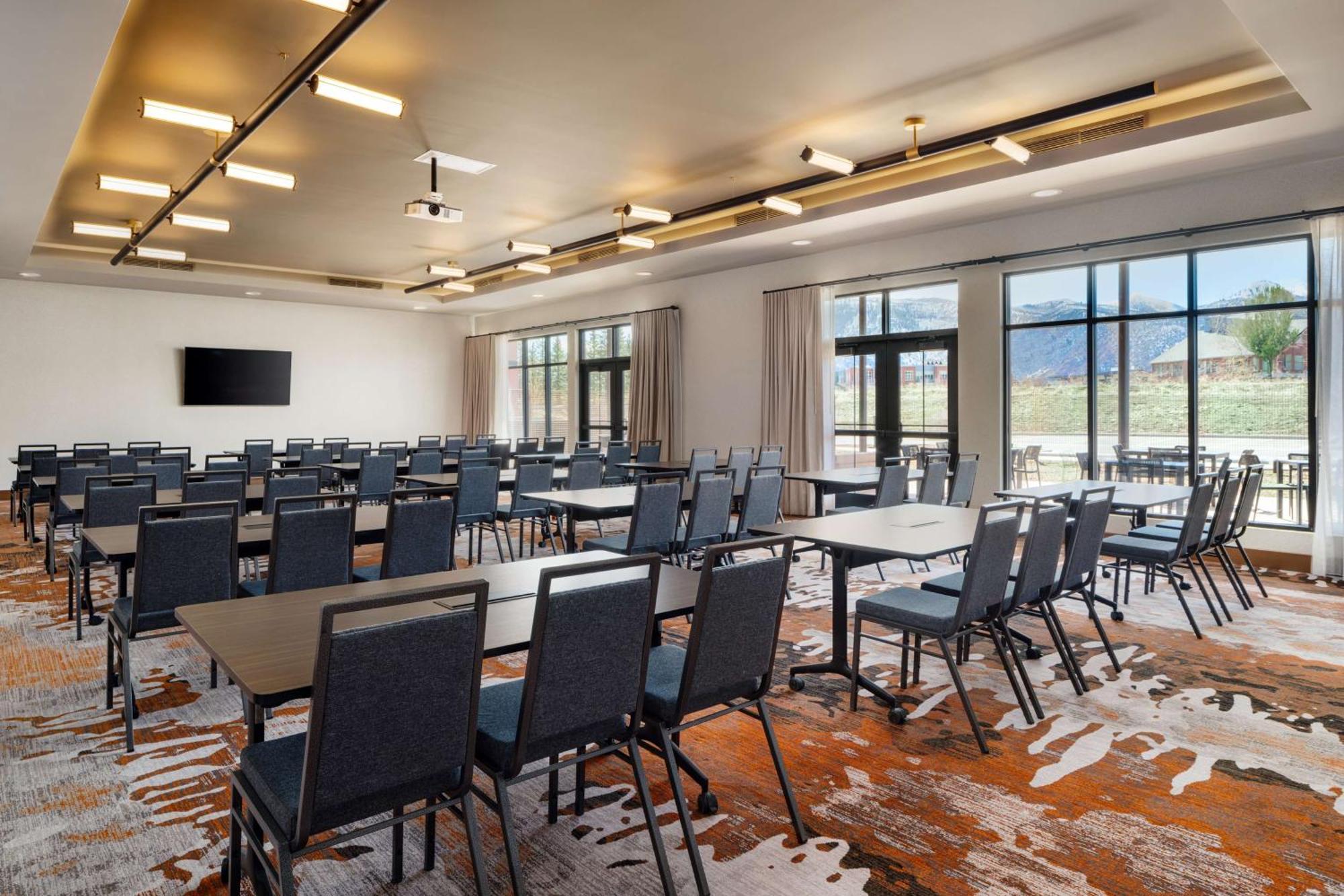 The Hoffmann Hotel Basalt Aspen Tapestry Collection Hilton Экстерьер фото